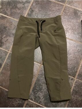 Eastern Mountain Sports Olive Green Activewear Capri Pants Women's Size 2
